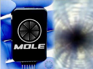 Controlador MOLE en la mano de un profesional con guante, junto a la imagen ampliada de un lumen